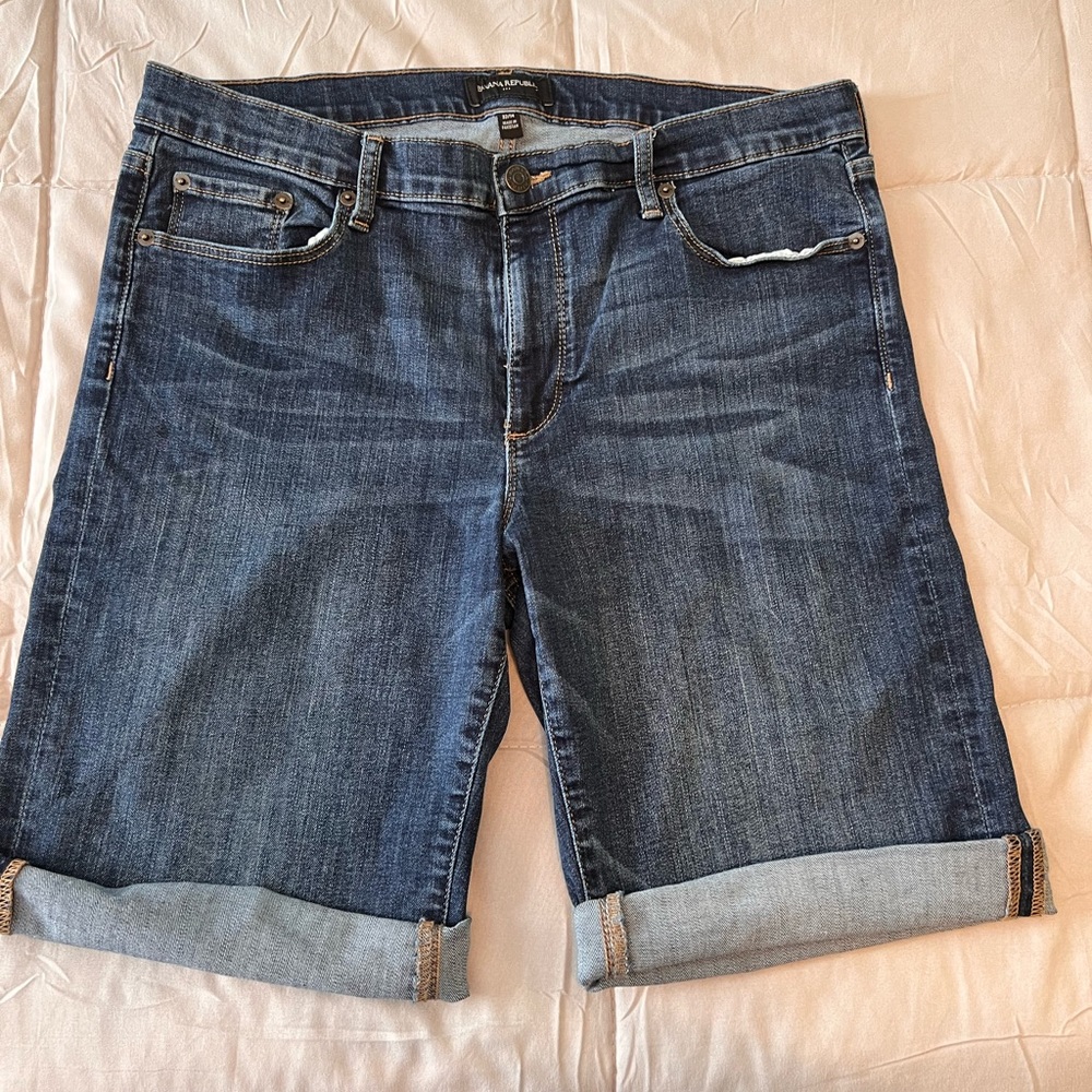Banana Republic Bermuda Shorts - size 32/14